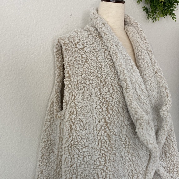 Eddie Bauer Cream Sherpa Open Vest Size Large - Picture 4 of 8